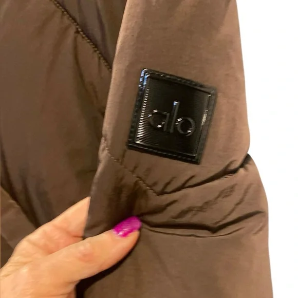 NWT Alo Yoga glacier puffer jacket ESPRESSO Size M - Picture 4 of 5